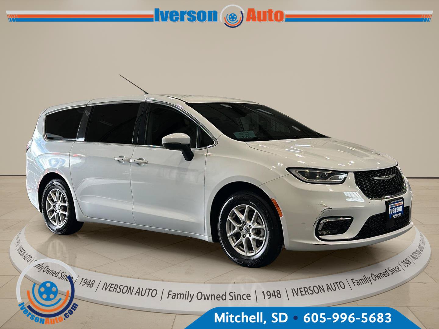 Used 2023 Chrysler Pacifica Touring-L FWD image 1