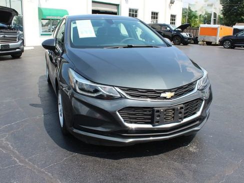 Used 2018 Chevrolet Cruze LT w/ Convenience Package image 11