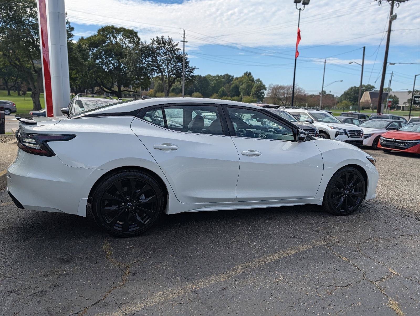 Used 2023 Nissan Maxima SR w/ Sport Mat Group FWD image 13