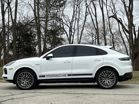 Certified 2022 Porsche Cayenne Platinum Edition image 2