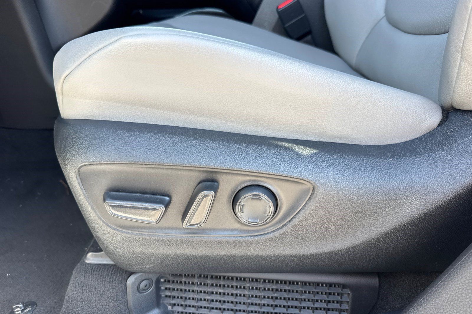 Used 2026 Toyota Sienna XLE FWD image 15