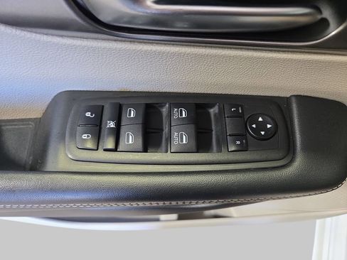 Used 2023 Chrysler Pacifica Touring-L FWD image 30