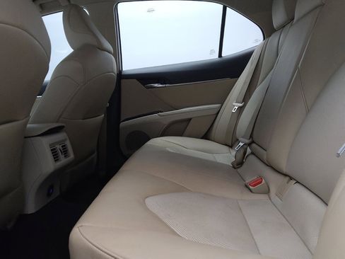 Used 2020 Toyota Camry XLE FWD image 18
