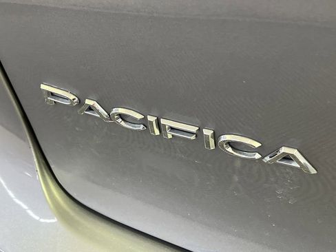 Used 2019 Chrysler Pacifica Touring Plus image 13