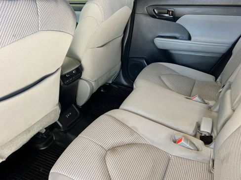 Used 2022 Toyota Highlander L AWD/4WD image 4