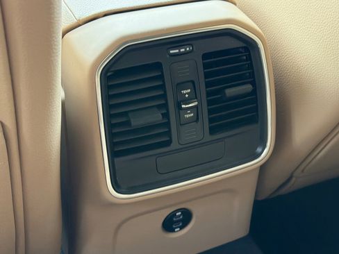 Used 2025 Porsche Macan image 16