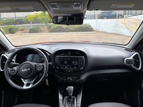 Used 2025 Kia Soul LX w/ LX Technology Package FWD image 31