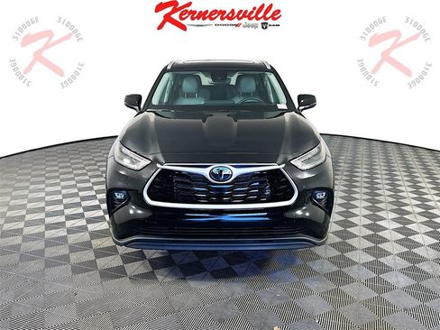 Used 2025 Toyota Highlander XLE image 2