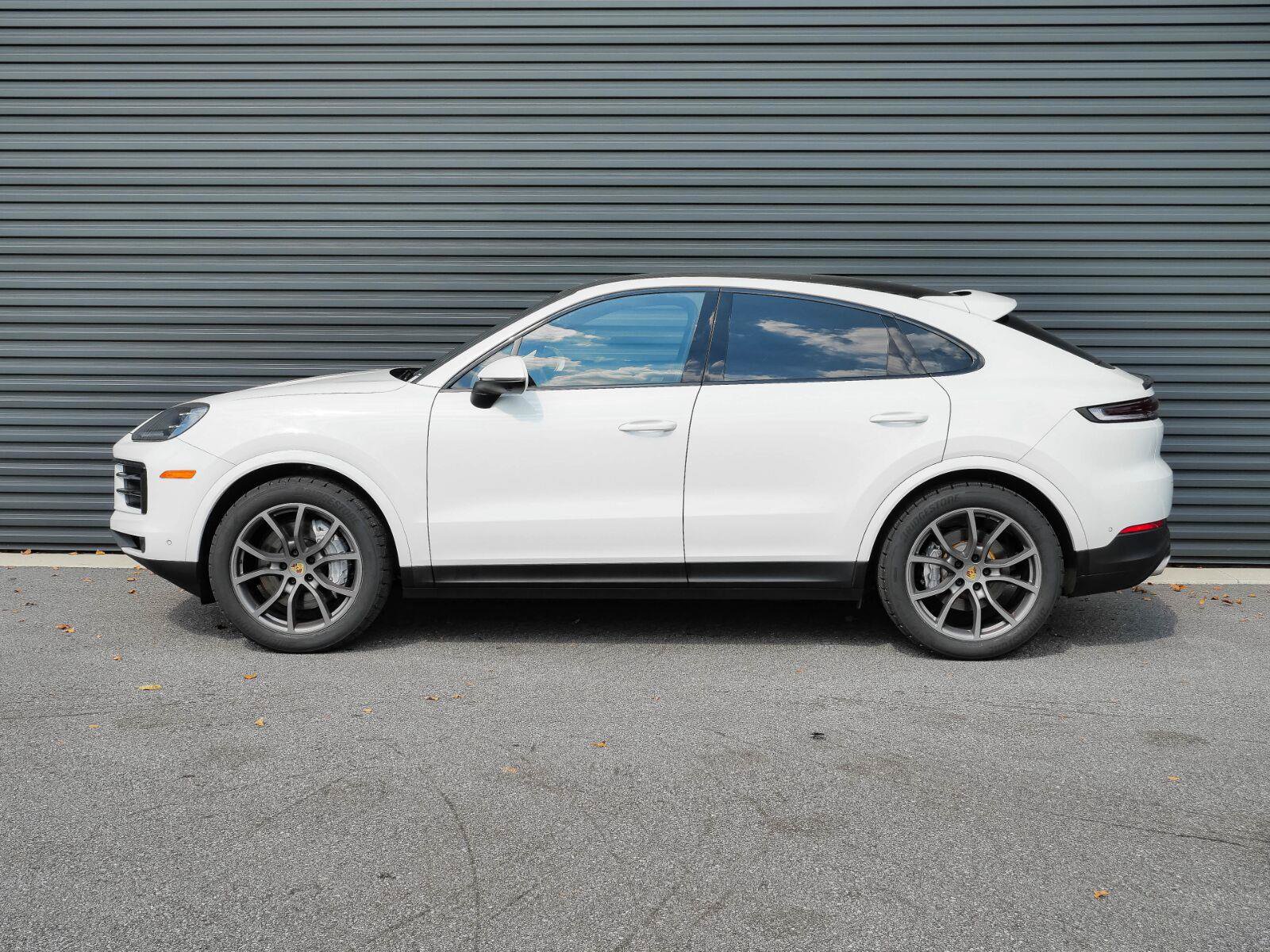 Used 2024 Porsche Cayenne Coupe AWD/4WD image 2