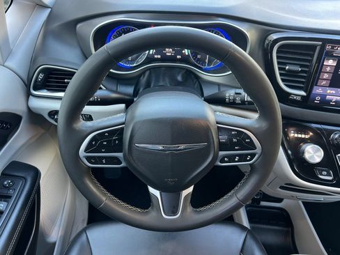 Used 2024 Chrysler Pacifica Touring-L FWD image 16