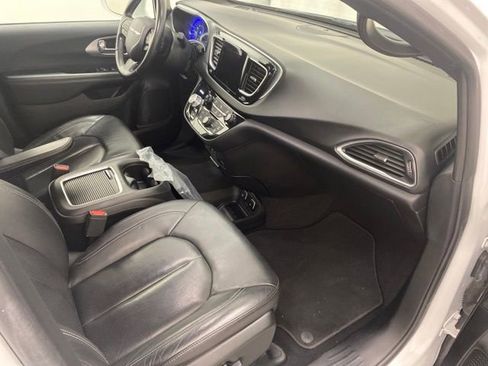 Used 2019 Chrysler Pacifica Touring-L Plus w/ S Appearance Package image 31