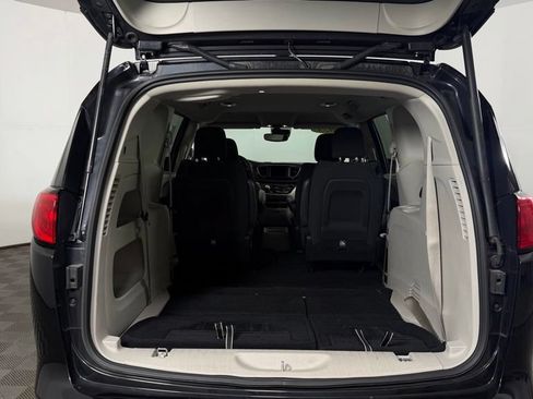 Used 2023 Chrysler Voyager LX FWD image 11