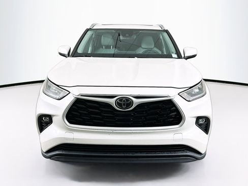 Used 2020 Toyota Highlander XLE image 2