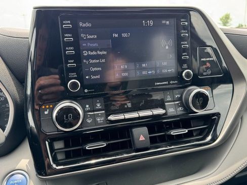 Used 2021 Toyota Highlander XLE AWD/4WD image 19