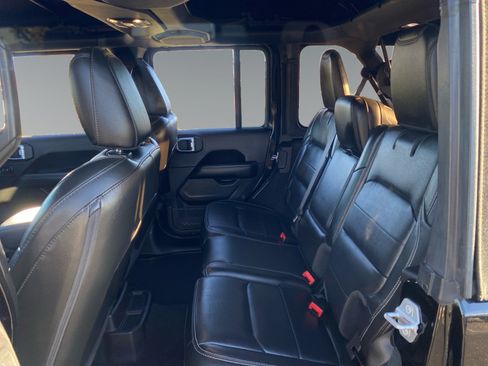 Used 2022 Jeep Wrangler Unlimited Sahara AWD/4WD image 13