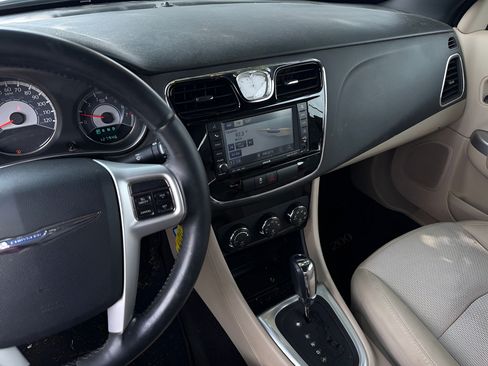 Used 2011 Chrysler 200 Touring FWD image 21