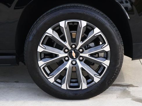 Used 2025 Chevrolet Suburban High Country image 9