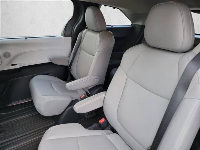 Used 2026 Toyota Sienna XLE AWD/4WD image 14