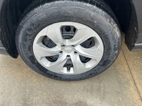 Used 2021 Toyota RAV4 LE image 11