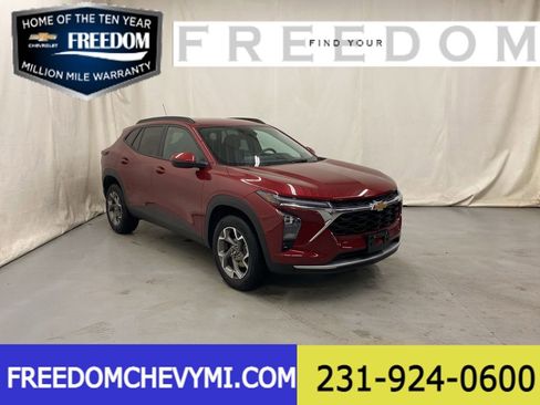 Used 2025 Chevrolet Trax LT FWD image 1