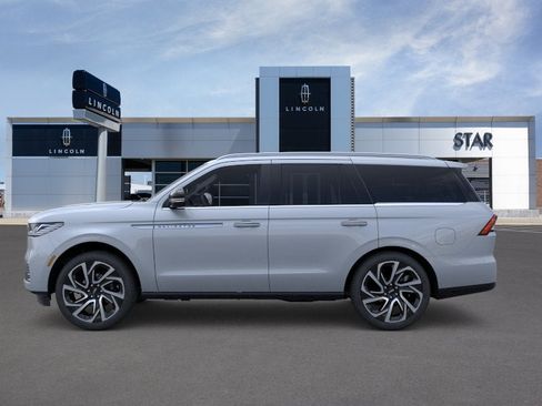 New 2026 Lincoln Navigator Reserve AWD/4WD image 3