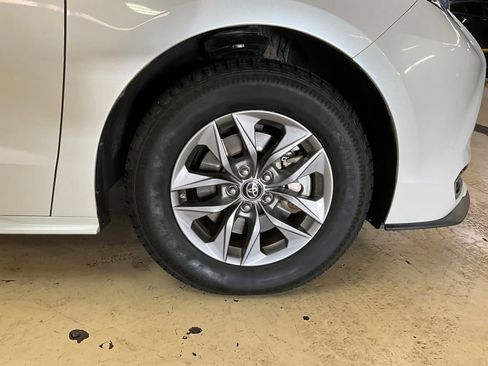 Used 2024 Toyota Sienna XLE image 21
