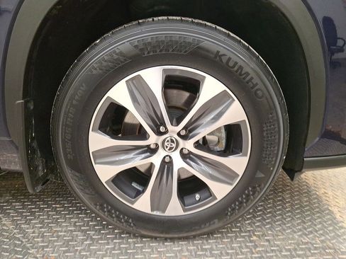 Certified 2023 Toyota Highlander XLE image 27