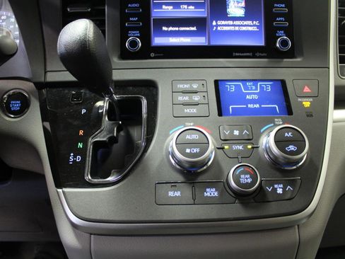Used 2020 Toyota Sienna LE w/ LE Preferred Package AWD/4WD image 13