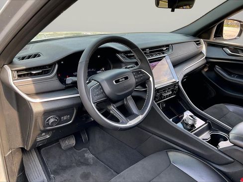 Certified 2025 Jeep Grand Cherokee Altitude image 19