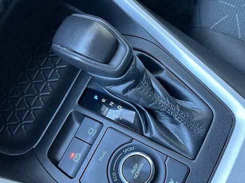 Used 2021 Toyota RAV4 XLE w/ Carpet Mat Package (TMS) image 20