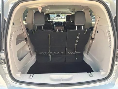 Used 2024 Chrysler Pacifica Touring-L FWD image 11