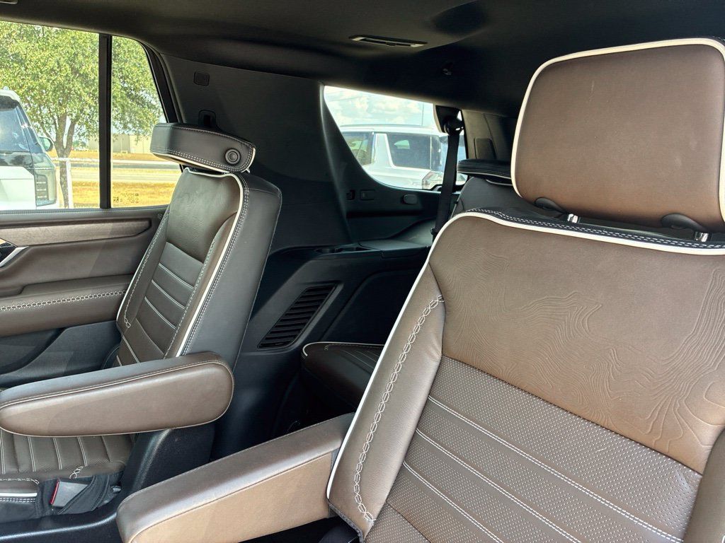Used 2025 GMC Yukon Denali Ultimate AWD/4WD image 6