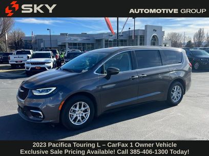 Used 2023 Chrysler Pacifica Touring-L