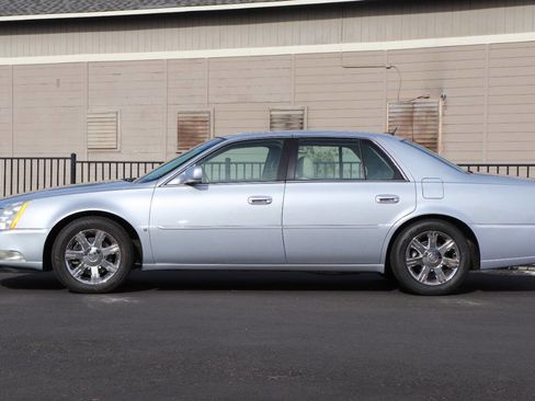 Used 2006 Cadillac DTS Luxury II w/ Sun And Sound Package image 5