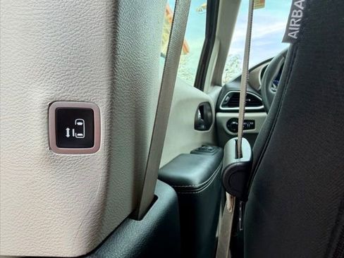Used 2023 Chrysler Voyager LX image 19