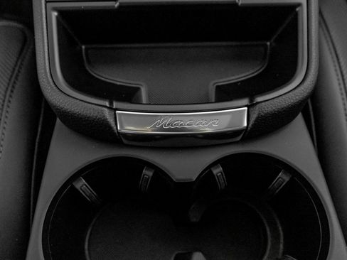 Certified 2025 Porsche Macan image 22
