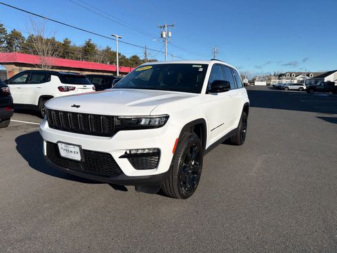 Used 2025 Jeep Grand Cherokee Limited w/ Black Appearance Package image 16