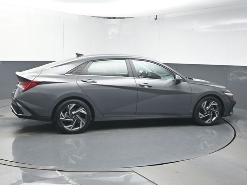 Used 2024 Hyundai Elantra Limited image 8