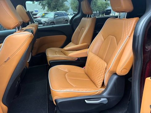 Certified 2023 Chrysler Pacifica Pinnacle FWD image 11