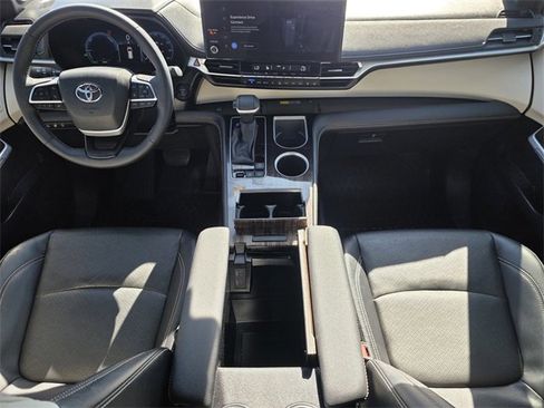 Used 2025 Toyota Sienna Platinum image 17
