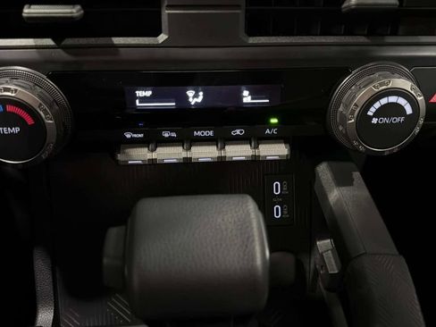 Used 2025 Toyota 4Runner SR5 AWD/4WD image 29