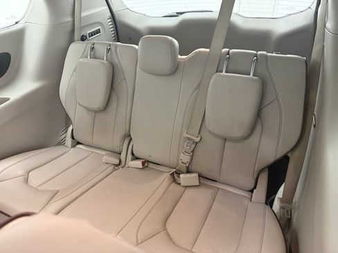 Used 2020 Chrysler Pacifica Limited FWD image 35