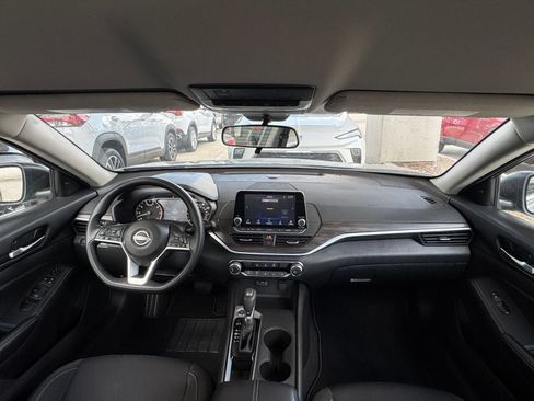 Used 2025 Nissan Altima 2.5 SV FWD image 34