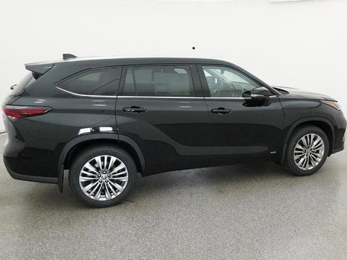 New 2026 Toyota Highlander Platinum AWD/4WD image 18