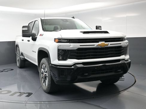 Used 2024 Chevrolet Silverado 2500 Custom w/ Custom Value Package AWD/4WD image 3