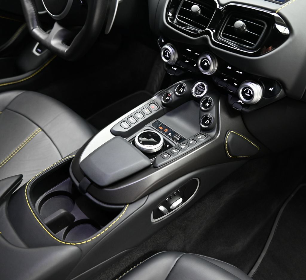 Used 2022 Aston Martin V8 Vantage Coupe RWD image 25