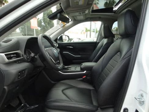 Certified 2024 Toyota Highlander XLE image 18