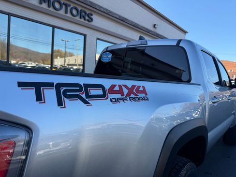 Used 2022 Toyota Tacoma TRD Off-Road image 9
