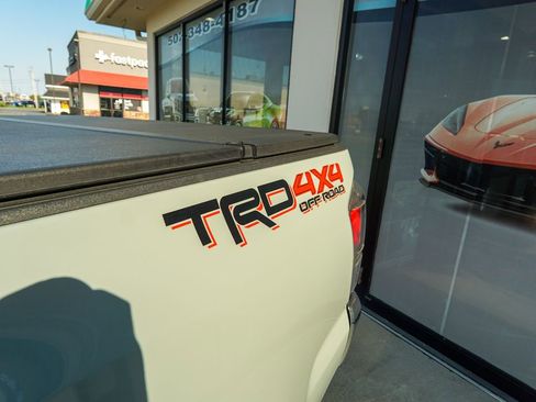 Used 2022 Toyota Tacoma TRD Off-Road image 9