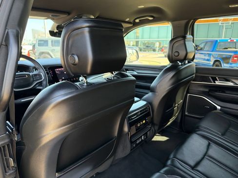Used 2024 Jeep Wagoneer Series II w/ Flexible Seating Group AWD/4WD image 16